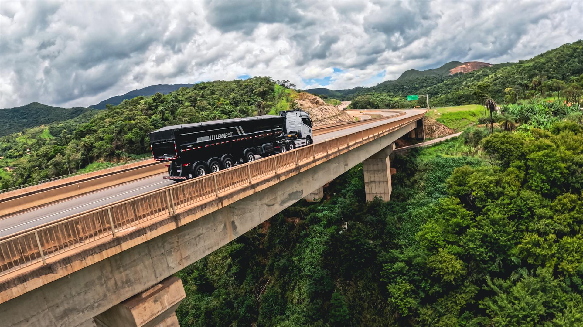 Conjunto da Lenarge cruzando o viaduto da serra na BR-381