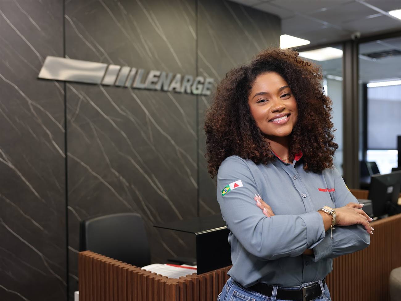 Profissional da Lenarge de uniforme na recepção da matriz