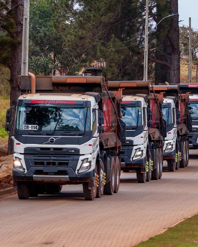 Fila de caminhões basculantes da Lenarge em operação de mineração