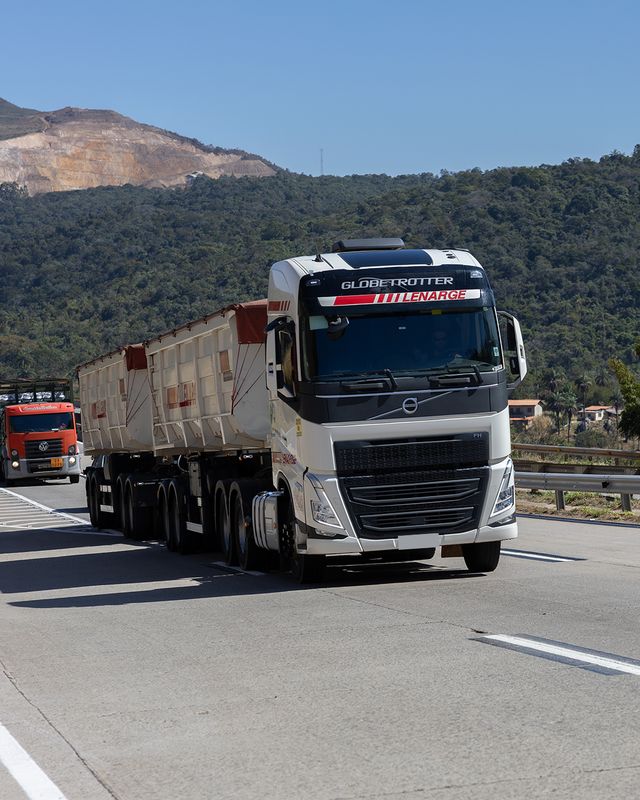 Conjunto rodoviário da Lenarge em rodovia com a serra ao fundo