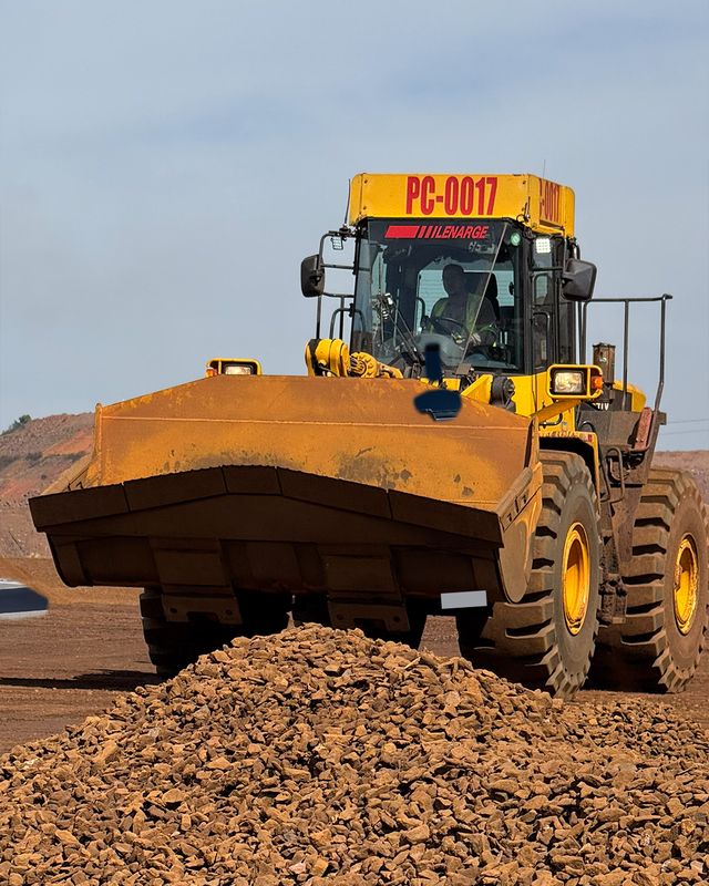 Pá-carregadeira da Lenarge trabalhando na pilha de minério