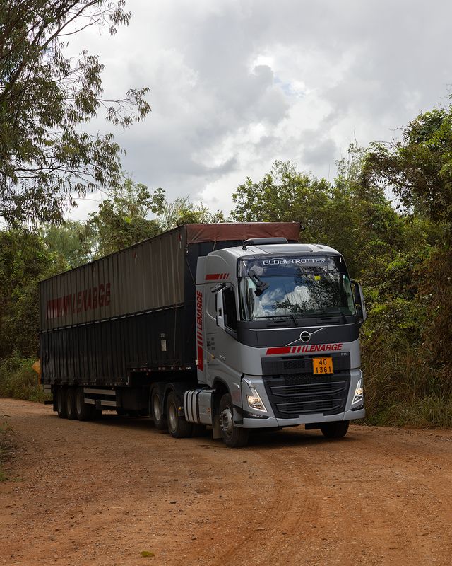 Conjunto da Lenarge em estrada de terra na mata