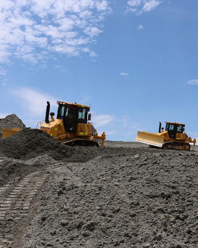 Máquinas da Lenarge trabalhando em pátio de material