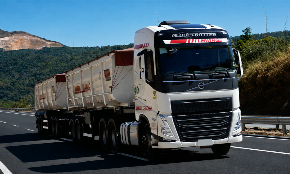 Bitrem graneleiro da Lenarge em rodovia entre montanhas