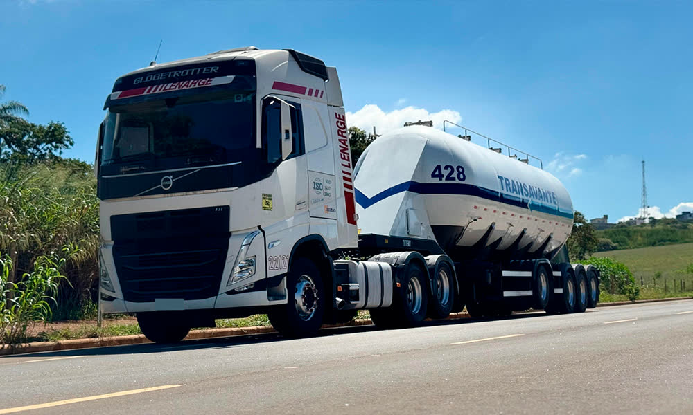 Cavalo mecânico da Lenarge com carreta tanque para cimento a granel
