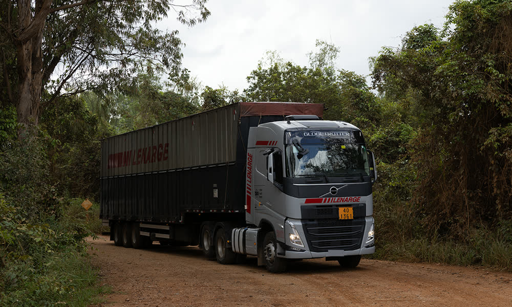 Conjunto da Lenarge transportando carga florestal em estrada de mata