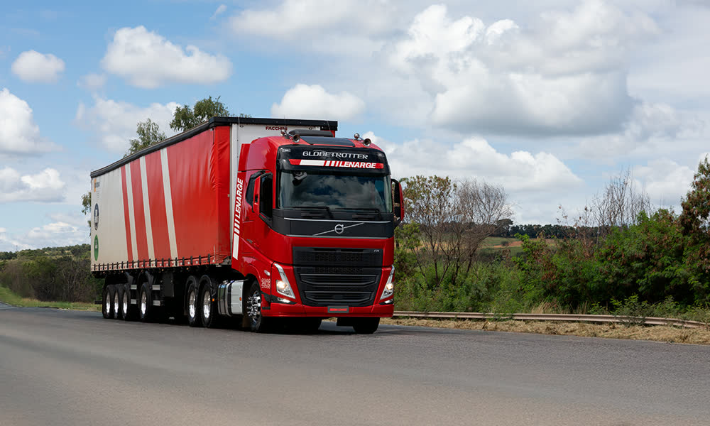 Carreta sider vermelha da Lenarge em rodovia
