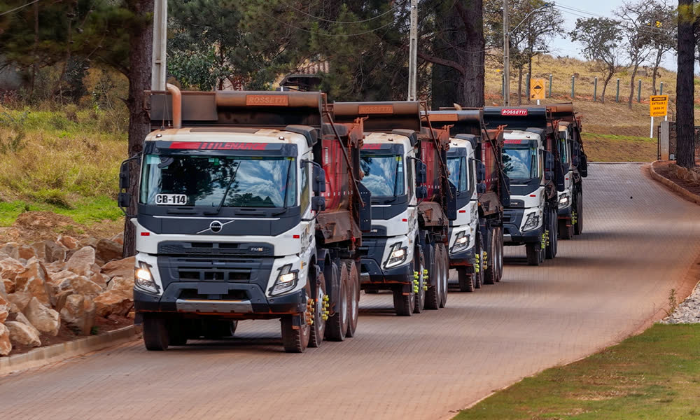 Comboio de caminhões da Lenarge em via interna de planta industrial