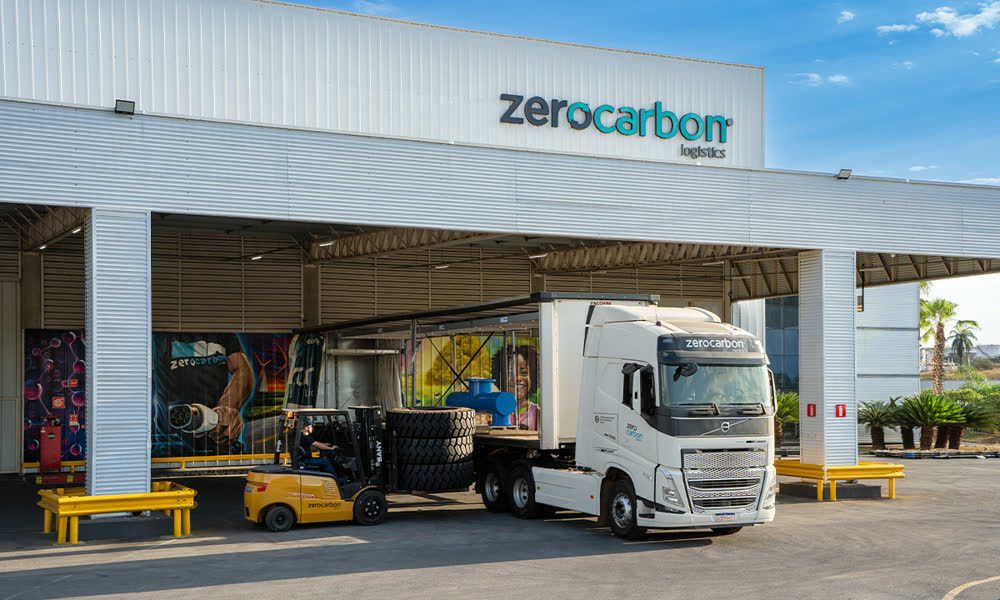 Empilhadeira carregando caminhão em galpão da Zero Carbon