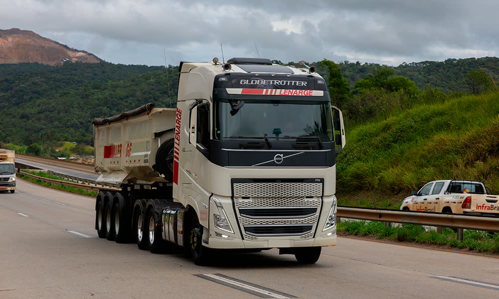 Conjunto basculante da Lenarge em rodovia de Minas Gerais