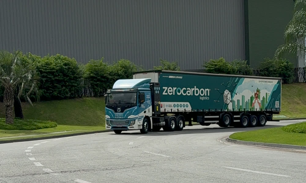 Caminhão elétrico da Zero Carbon Logistics em operação
